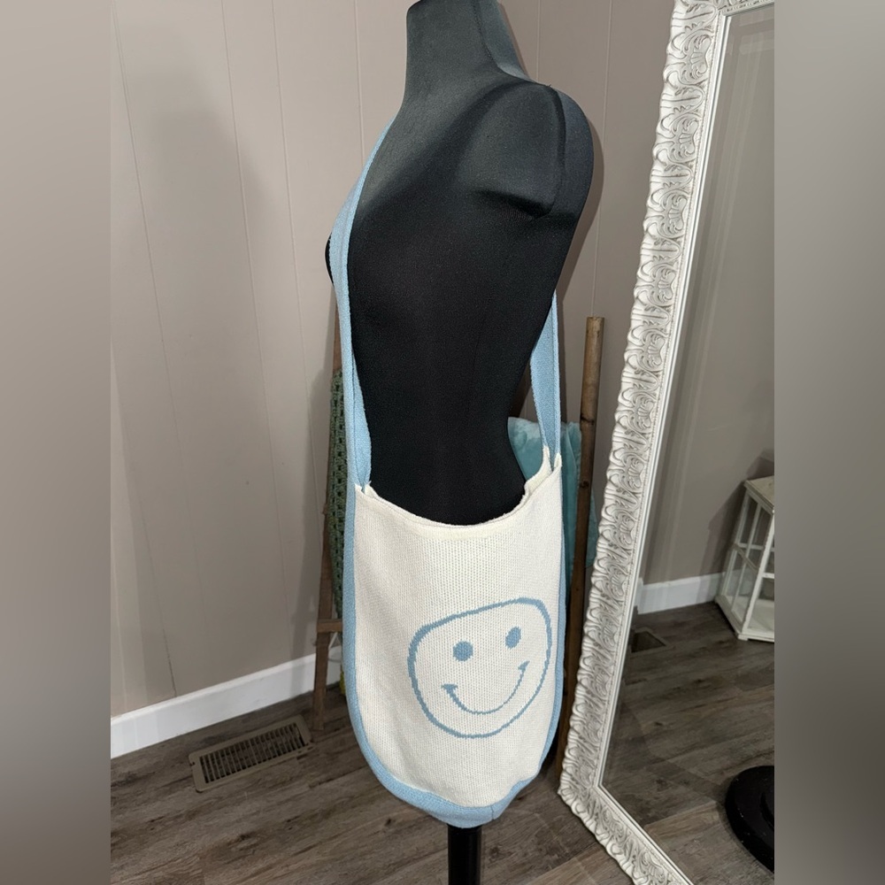 GYTO • Knit Smiley Face Crossbody Tote Bag - Picture 11 of 12